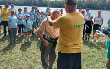 Mężczyzna zakładający medal innemu mężczyźnie