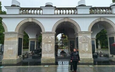 Kobieta stojąca na tle Grobu Nieznanego Żołnierza w Warszawie