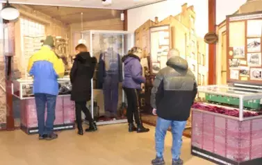 Uczestnicy ŚDS oglądający wystawę w Muzeum Kolei Wąskotorowej w Sochaczewie