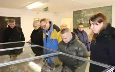 Uczestnicy ŚDS oglądający wystawę w Muzeum Kolei Wąskotorowej w Sochaczewie