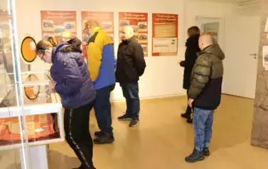 Uczestnicy ŚDS oglądający wystawę w Muzeum Kolei Wąskotorowej w Sochaczewie