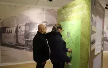 Uczestnicy ŚDS oglądający wystawę w Muzeum Kolei Wąskotorowej w Sochaczewie