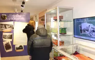 Uczestnicy ŚDS oglądający wystawę w Muzeum Kolei Wąskotorowej w Sochaczewie