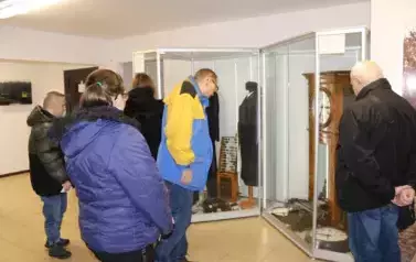 Uczestnicy ŚDS oglądający wystawę w Muzeum Kolei Wąskotorowej w Sochaczewie