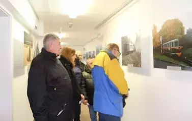 Uczestnicy ŚDS oglądający wystawę w Muzeum Kolei Wąskotorowej w Sochaczewie