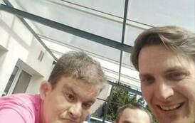 Zdjęcie przedstawia troje ludzi kt&oacute;rzy pozują do zdjęcia