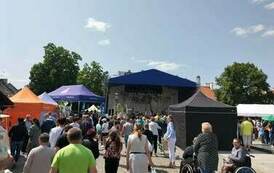 Zdjęcie przedstawia muzyczną scenę, obleganą wkoło przez ludzi