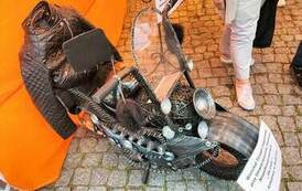 Praca z recykligu- czarny motocykl 