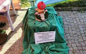 Zdjęcie przedsawia domek w formie czerwonego grzyba