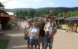 Na zdjęciu kobieta i trzech mężczyzn na deptaku w Zakopanem - Krup&oacute;wkach.
