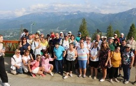 Zdjęcie przestawia grupę kobiet i mężczyzn na tle g&oacute;r