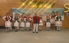 Na zdjęciu grupa dzieci ubana w stroje kurpiowskie