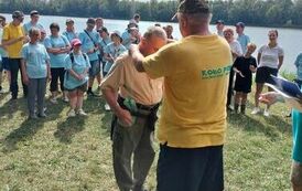 Mężczyzna zakładający medal innemu mężczyźnie