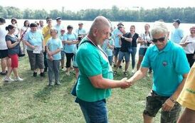 Mężczyzna skłądający gratulacje innemu mężczyźnie