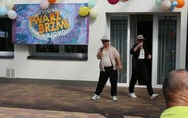 Na zdjęciu dw&oacute;ch mężczyzn ucharakteryzowanych na zesp&oacute;ł discopolowy Boys