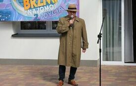 Na zdjęciu mężczyzna w płaszczu i kapeluszu ucharakteryzowany na Ryszarda Rynkowskiego