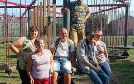 Trzy kobiety i trzech mężczyzn w parku linowym