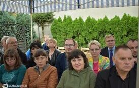 Zdjęcie przedstawia gości siedzących na krzesełkach pod namiotem