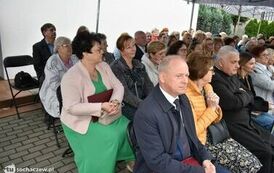 Zdjęcie przedstawia gości siedzących na krzesełkach pod namiotem