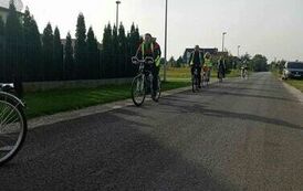 Zdjęcie przedstawia uczestnik&oacute;w ŚDS jadących na rowerach w kamizelkach odblaskowych
