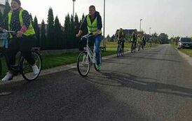 Zdjęcie przedstawia uczestnik&oacute;w ŚDS jadących na rowerach w kamizelkach odblaskowych