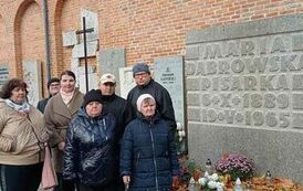 Na zdjęciu grupa os&oacute;b stojąca przy nagrobku Marii Dąbrowskiej na Powązkach