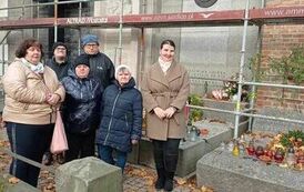 Na zdjęciu grupa os&oacute;b stojąca przy nagrobku Jana Kiepury na Powązkach