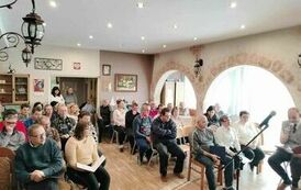 Zdjęcie przedstawia grupę os&oacute;b uczestniczących w spotkaniu z okazji Święta Niepodległości