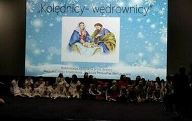 Na zdjęciu dzieci z przedszkola wraz z opiekunami podczas wystawiania Jasełek