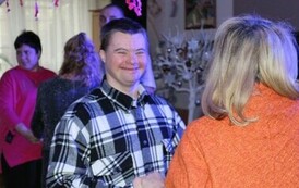 Zdjęcie przedstawia kobietę i mężczyznę tańczących podczas zabawy sylwestrowej