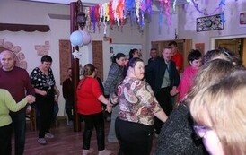 Zdjęcie przedstawia kobiety i mężczyzn tańczących podczas zabawy sylwestrowej