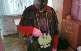 Mężczyzna pozuje do zdjęcia w przebraniu karnawałowym