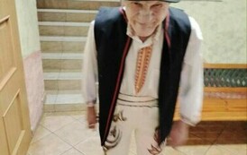 Mężczyzna pozuje do zdjęcia w przebraniu karnawałowym