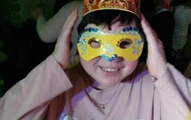 Kobieta pozuje do zdjęcia w przebraniu karnawałowym