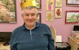 Mężczyzna pozuje do zdjęcia w przebraniu karnawałowym