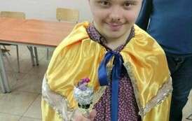 Mężczyzna pozuje do zdjęcia w przebraniu karnawałowym