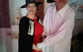 Kobieta i mężczyzna pozują do zdjęcia w przebraniach karnawałowych