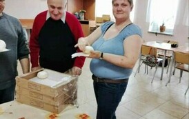 Na zdjęciu dw&oacute;ch mężczyzn i kobieta z pączkami
