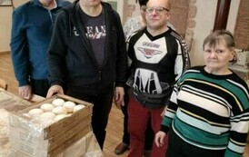 Na zdjęciu dwie kobiety i trzech mężczyzn z pączkami