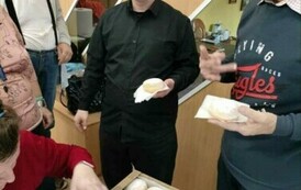Na zdjęciu trzech mężczyzn z pączkami