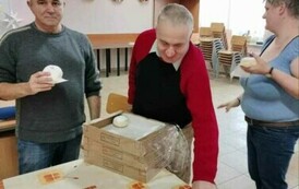 Na zdjęciu dw&oacute;ch mężczyzn i kobieta z pączkami