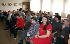 Grupa os&oacute;b siedzących na krzesłach podczas spotkania walentynkowego