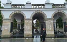 Kobieta stojąca na tle Grobu Nieznanego Żołnierza w Warszawie