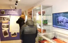 Uczestnicy ŚDS oglądający wystawę w Muzeum Kolei Wąskotorowej w Sochaczewie