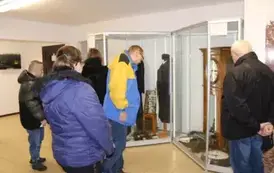 Uczestnicy ŚDS oglądający wystawę w Muzeum Kolei Wąskotorowej w Sochaczewie
