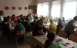 Uczestnicy ŚDS podczas warsztaatów robienia wazonów wiosennych