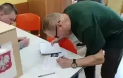 Uczestnik ŚDS oddający głos w II turze Prawyborów Prezydenckich w ŚDS