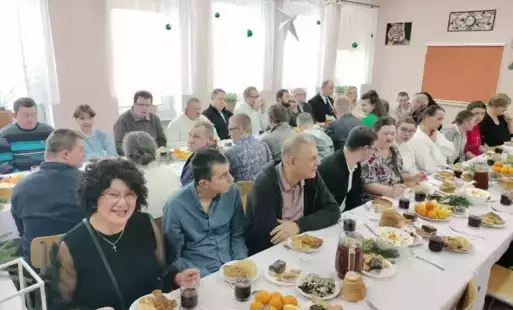 Uczestnicy ŚDS siedzący przy wigilijnym stole
