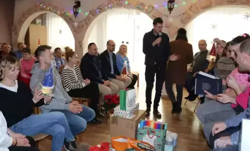 Na zdjęciu Dyrektor ŚDS, uczestnicy oraz goście