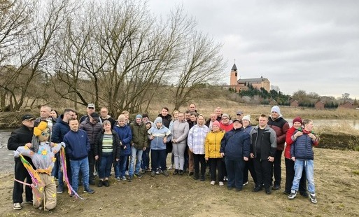 Uczestnicy ŚDS nad rzeką z Marzanną